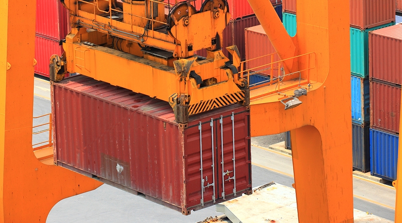 Grue industrielle soulevant un conteneur pour la construction d'une maison container à Lévis